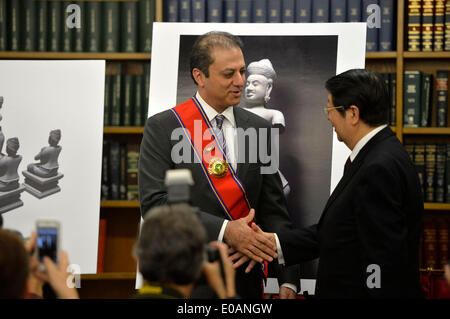 (140508) -- NEW YORK, May 8, 2014 (Xinhua) -- Sok An (R), Deputy Prime Minister of Cambodia, confers a ribbon to Preet Bharara, the U.S. Attorney for the southern District of New York, at a handover ceremony of the ancient statue of Duryodhana in New York, the United States, May 7, 2014. The Duryodhana, a 10th Century sandstone sculpture, which alleged to be stolen from the Prasat Chen temple at Koh Ker by an organized looting network, and ultimately imported into U.S. for sale by Sotheby's Inc. In April 2012, the U.S. Attorney filed a court action in Federal Court seeking forfeiture of the s Stock Photo