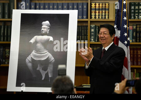 (140508) -- NEW YORK, May 8, 2014 (Xinhua) -- Sok An, Deputy Prime Minister of Cambodia, applauds at a handover ceremony of the ancient statue of Duryodhana in New York, the United States, May 7, 2014. The Duryodhana, a 10th Century sandstone sculpture, which alleged to be stolen from the Prasat Chen temple at Koh Ker by an organized looting network, and ultimately imported into U.S. for sale by Sotheby's Inc. In April 2012, the U.S. Attorney filed a court action in Federal Court seeking forfeiture of the statue and handing back to Cambodia. In December 2013, Sotheby's decided to settle the c Stock Photo