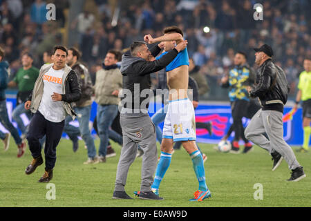 Rome, Italy. 3rd May, 2014. Federico Fernandez (Napoli) Football/Soccer : Federico Fernandez of Napoli celebrates with fans after winning the Coppa Italia (TIM Cup) Final match between ACF Fiorentina 1-3 SSC Napoli at Stadio Olimpico in Rome, Italy . © Maurizio Borsari/AFLO/Alamy Live News Stock Photo