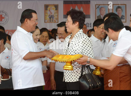 Phnom Penh, Cambodia. 8th May, 2014. Chinese Ambassador to Cambodia Bu Jianguo (C, front) shakes hands with Cambodian Prime Minister Hun Sen (L, front) during a celebration of the 151st anniversary of the World Red Cross and Red Crescent Day in Phnom Penh, Cambodia, May 8, 2014. Cambodia on Thursday celebrated the 151st anniversary of the World Red Cross and Red Crescent Day, calling for more contributions from donors to support humanitarian activities. Credit:  Sovannara/Xinhua/Alamy Live News Stock Photo