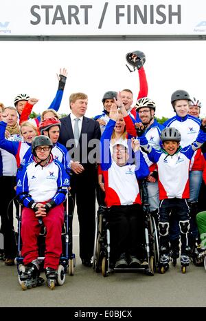 Almere, Netherlands. 8th May, 2014. Dutch King Willem Alexander visits the project Super COOL! in Almere, Netherlands, 8 May 2014. People with visual and/or intellectual disabilities were skating and rollerblading along with volunteers. Photo: Pool/R.Utrecht/Albert Philip Van der Werf - /NO WIRE SERVICE/dpa/Alamy Live News Stock Photo