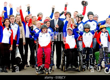 Almere, Netherlands. 8th May, 2014. Dutch King Willem Alexander visits the project Super COOL! in Almere, Netherlands, 8 May 2014. People with visual and/or intellectual disabilities were skating and rollerblading along with volunteers. Photo: Pool/R.Utrecht/Albert Philip Van der Werf - /NO WIRE SERVICE/dpa/Alamy Live News Stock Photo