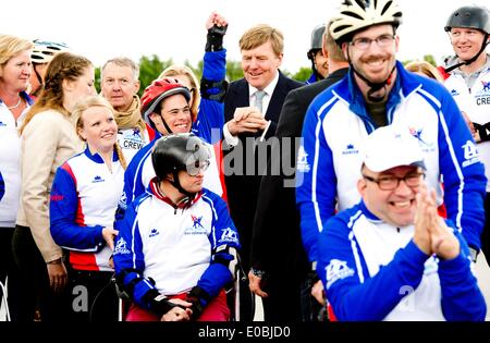 Almere, Netherlands. 8th May, 2014. Dutch King Willem Alexander visits the project Super COOL! in Almere, Netherlands, 8 May 2014. People with visual and/or intellectual disabilities were skating and rollerblading along with volunteers. Photo: Pool/R.Utrecht/Albert Philip Van der Werf - /NO WIRE SERVICE/dpa/Alamy Live News Stock Photo