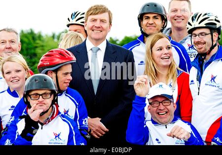 Almere, Netherlands. 8th May, 2014. Dutch King Willem Alexander visits the project Super COOL! in Almere, Netherlands, 8 May 2014. People with visual and/or intellectual disabilities were skating and rollerblading along with volunteers. Photo: Pool/R.Utrecht/Albert Philip Van der Werf - /NO WIRE SERVICE/dpa/Alamy Live News Stock Photo