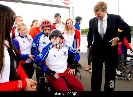 Almere, Netherlands. 8th May, 2014. Dutch King Willem Alexander visits the project Super COOL! in Almere, Netherlands, 8 May 2014. People with visual and/or intellectual disabilities were skating and rollerblading along with volunteers. Photo: Pool/R.Utrecht/Albert Philip Van der Werf - /NO WIRE SERVICE/dpa/Alamy Live News Stock Photo