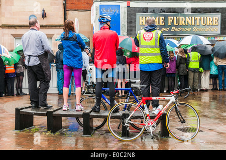 Spectators standing on a bench to get a better view of the start of the second stage of the Womens Tour 2014 in Hinckley Stock Photo