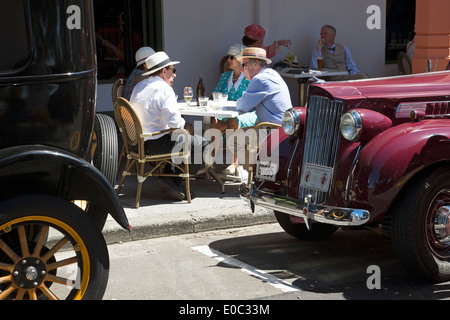 Art Deco weekend in Napier New Zealand visitors dining and classic cars parked outside the Masonic Hotel Stock Photo