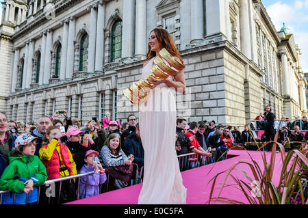 Belfast, Northern Irealand, 8 May 2014 - A model carries the 9.5kg, 18 carat gold Trofeo Senza Fine trophy at the Giro d'Italia opening team presentation Credit:  Stephen Barnes/Alamy Live News Stock Photo