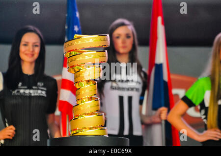 Belfast, Northern Irealand, 8 May 2014 - The Trofeo Senza Fine, the winners trophy for the Giro d'Italia Credit:  Stephen Barnes/Alamy Live News Stock Photo