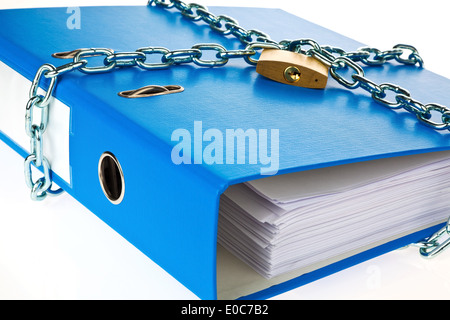 A file with chain and curtain castle closed. Data protection and data security., Ein Aktenordner mit Kette und Vorhangschloss ve Stock Photo