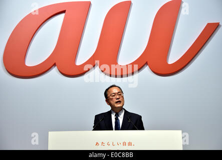 Tokyo, Japan - President Koji Tanaka of KDDI introduces a new lineup of its smartphones and tablet computers for 2014 summer during a launch in Tokyo on Thursday, May 8, 2014. The new line up includes Sony's two flagship Xperia Z models. 8th May, 2014. ZL2 smartphone and Z2, a mere 6.4mm thick 10-inch tablet said to be the thinnest of its kind in the world. Japan's second largest communications carrier also unveiled au Wallet, a plastic electronic money. © Natsuki Sakai/AFLO/Alamy Live News Stock Photo