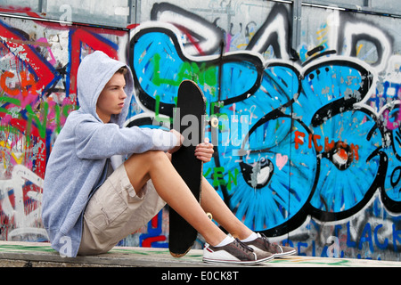 A cool looking youthful man infront of graffiti, Ein cool blickender Jugendlicher Mann vor Graffiti