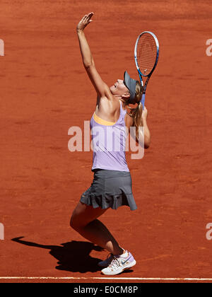 Madrid, Spain. 09th May, 2014. Maria Sharapova of Russia serves the ball during the game with Na Li of China on day 6 of the Madrid Open from La Caja Magica. Credit:  Action Plus Sports/Alamy Live News Stock Photo