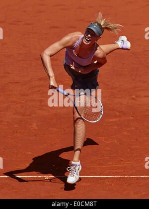 Madrid, Spain. 09th May, 2014. Maria Sharapova of Russia serves the ball during the game with Na Li of China on day 6 of the Madrid Open from La Caja Magica. Credit:  Action Plus Sports/Alamy Live News Stock Photo