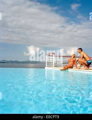 Couple sitting at the overflow swimming pool, Hotel du Cap-Eden-Roc Boulevard JF Kennedy, BP 29, 06601 Antibes Cedex, Cote d'Azu Stock Photo