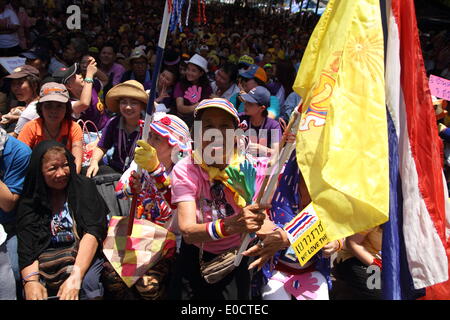 Bangkok, Thailand. 9th May 2014. Anti-government protesters cheers during a rally surrounding the Government House. Protesters marched on many key sites in Bangkok, police fired tear gas and some protesters have been injured. The protesters vowed to strike the final bow to sweep away Thaksin regime. Credit:  John Vincent/Alamy Live News Stock Photo