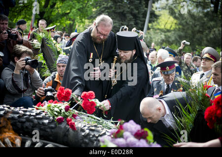 Odessa, Ukraine. 9th May, 2014. Priests lay down flowers at the Tomb of Unknown Soldier during Victory Day celebrations in Odessa, Ukraine, Friday, May 9, 2014. Odessa was last week rocked by clashes between pro-Russian forces and supporters of the central government that left nearly 50 people dead. (Zacharie Scheurer) Credit:  Zacharie Scheurer/NurPhoto/ZUMAPRESS.com/Alamy Live News Stock Photo