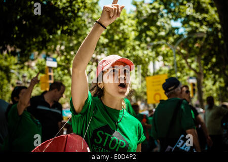 Barcelona, Spain. May 9th, 2014: An activist of the anti-eviction group 'PAH', the Platform of People Affected by Mortgages, shouts slogans during a protest against evictions in Barcelona Credit:  matthi/Alamy Live News Stock Photo