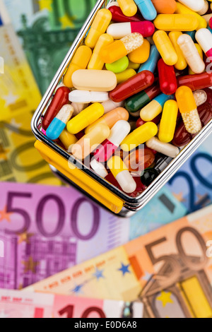 Tablets, shopping carts, euronotes, symbolic photo for Pharmazeutika, health insurance schemes, costs in the health service, Tab