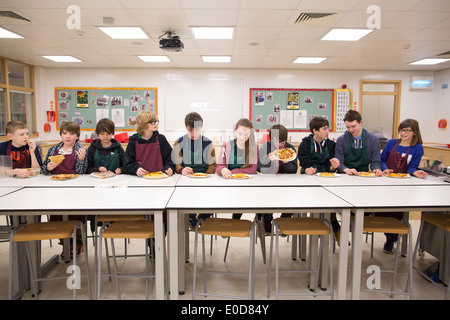 Pupils aged between 11-16 cooking pizza in the 'Options' class at St Christopher School, Letchworth Garden, Hertfordshire, UK Stock Photo