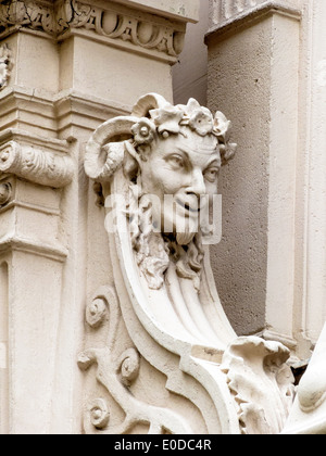 Sculptures in the facade of an old building in Vienna, Skulpturen an der Fassade eines Altbaus in Wien Stock Photo