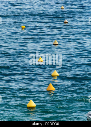 Yellow buoys swim as a limitation in the sea, Gelbe Bojen schwimmen als Begrenzung im Meer