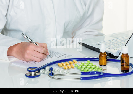 Doctor prescribes a drug. Special drugs and tablets are liable to recipe, Arzt verschreibt ein Medikament. Besondere Medikamente Stock Photo