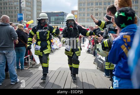 Zwickau, Germany. 23rd Apr, 2023. Firefighters wearing breathing