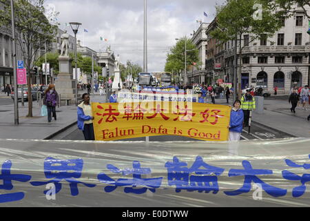 Dublin, Ireland. 10th May 2014. Falun Dafa practitioners march with large banner through Dublin, celebrating World Falun Dafa Day. They are calling for an end of the persecution of Falun Gong by the Chinese government. Credit:  Michael Debets/Alamy Live News Stock Photo