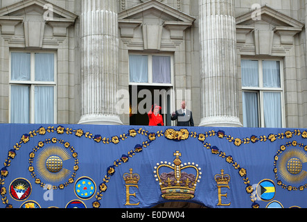 Britain's Queen Elizabeth II on the balcony of Buckingham Palace during the Golden Jubilee celebrations in London 2002 Stock Photo