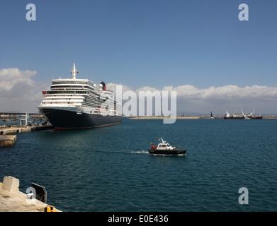 Cunard Line Cruise Ship “Queen Elizabeth” (295m, 90901 Gt ) - preparing to depart port with port pilot launch in attendance Stock Photo