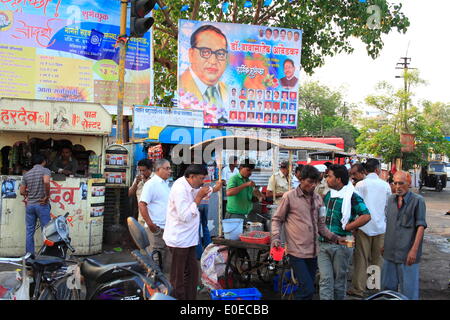 Yavatmal, Maharashtra, India. 16th Apr, 2014. Posters put up by Political Parties in praise of Dalit (lower caste) leaders like Dr. Babasaheb Ambedkar & Jyotiba Phule are intended to woo the Dalit & lower caste voters which play a significant role because of their large numbers. © Subhash Sharma/ZUMA Wire/ZUMAPRESS.com/Alamy Live News Stock Photo