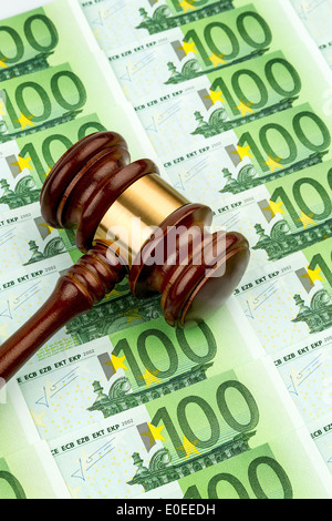 Judge's hammer and euro-bank notes. Symbolic photo for costs at court, constitutional state and auctions, Richterhammer und Euro Stock Photo