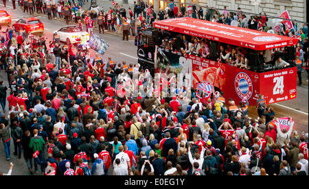 Munich, Germany. 10th May, 2014. Thousands of FC Bayern Munich supporters crowd around the bus which transports the players to the town hall at Marienplatz in Munich, Germany, 10 May 2014. Photo: TOBIAS HASE/dpa/Alamy Live News