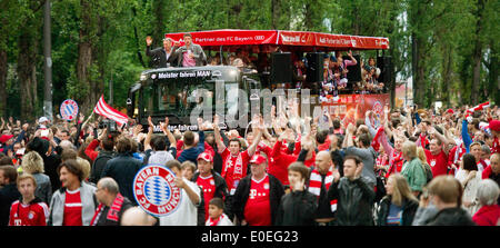 Munich, Germany. 10th May, 2014. Thousands of FC Bayern Munich supporters crowd around the bus which takes the players to the town hall at Marienplatz in Munich, Germany, 10 May 2014. Photo: TOBIAS HASE/dpa/Alamy Live News