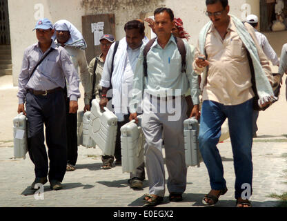 Varanasi, India. 11th May, 2014. Polling official carry the electronic voting machine for the final phase of voting of the Indian parliamentary elections in Varanasi, India, May 11, 2014. India's general elections began on April 7 and will end on May 12. Credit:  Stringer/Xinhua/Alamy Live News Stock Photo