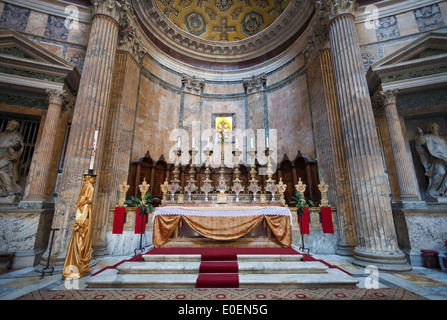 Altar im Pantheon, Rom, Italien - Altar in the Pantheon, Rome, Italy Stock Photo