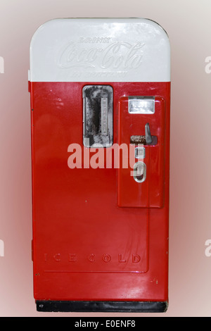 Coca Cola Coke soda pop vending machine Stock Photo - Alamy