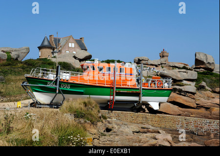 Pink granite coast,Ploumanac'h,Anse de Pors Kamor,Phare de Mean Ruz,SNS lifeboat,Cotes-d'Armor,Tregor,Bretagne,Brittany,France Stock Photo