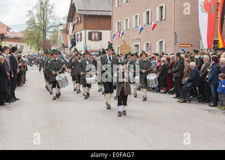 Proteja la banda de marcha desde Elbach en Bad Tölz en el ajuar de la montaña Stock Photo