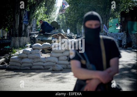 Slavyansk, Ukraine. 11th May, 2014. UKRAINE, Slavyansk : An armed man in front of a tank at a checkpoint during the referendum called by pro-Russian rebels in eastern Ukraine to split from the rest of the ex-Soviet republic, in Slavyansk on May 11, 2014. The vote, carried out as two ''referendums'' in provinces where the insurgents hold more than a dozen towns, marks a serious deepening of the political crisis in Ukraine, which has pushed East-West relations to lows not seen since the end of the Cold War.(Zacharie Scheurer) © Zacharie Scheurer/NurPhoto/ZUMAPRESS.com/Alamy Live News Stock Photo