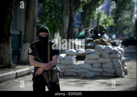 Slavyansk, Ukraine. 11th May, 2014. UKRAINE, Slavyansk : An armed man in front of a tank at a checkpoint during the referendum called by pro-Russian rebels in eastern Ukraine to split from the rest of the ex-Soviet republic, in Slavyansk on May 11, 2014. The vote, carried out as two ''referendums'' in provinces where the insurgents hold more than a dozen towns, marks a serious deepening of the political crisis in Ukraine, which has pushed East-West relations to lows not seen since the end of the Cold War.(Zacharie Scheurer) © Zacharie Scheurer/NurPhoto/ZUMAPRESS.com/Alamy Live News Stock Photo