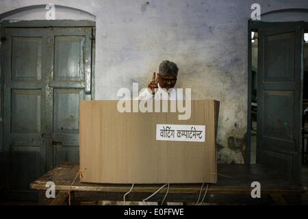 Varanasi, India. 12th May, 2014. An Indian voter casts his vote at a polling station in Varanasi, Uttar Pradesh state, India, May 12, 2014. Voters headed to the polls in the final phase of India's marathon election, which lasts from April 7 till May 12. Credit:  Zheng Huansong/Xinhua/Alamy Live News Stock Photo