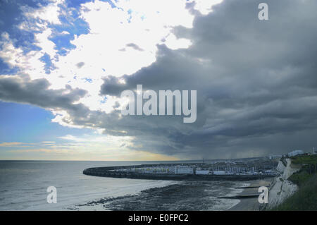 Brighton, East Sussex, UK.12th May, 2014. Stormy clouds and rain over Brighton. The weather is supposed to get warmer and drier by the end of the week. Stock Photo