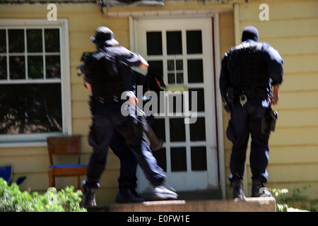 Detroit Police Narcs - Narcotic officers - force entry into a suspected drug house during a raid in Detroit, Michigan, USA Stock Photo