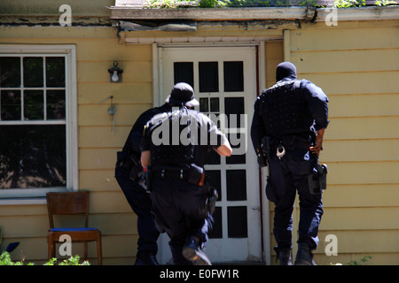 Detroit Narcs Narcotic cops during a crack house drug raid, Detroit ...