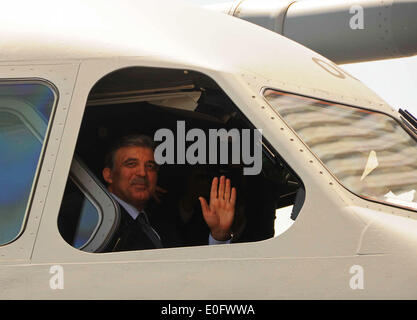 Istanbul, Turkey. 12th May, 2014. Turkish President Abdullah Gul waves in the cockpit of A400M transport aircraft in Kayseri, Turkey, on May 12, 2014. The ceremony of introduction of A400M transport aircraft was held on Kayseri Air Force Transport Base on Monday. Turkey is continuing its policy of strengthening its armed forces to meet the challenges of the country's difficult neighborhood, local media quoted Turkish President Abdullah Gul as saying on Monday. © Cihan/Xinhua/Alamy Live News Stock Photo