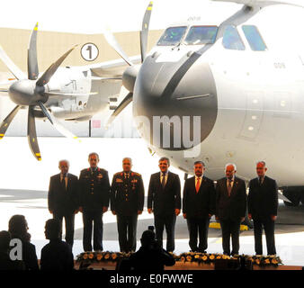 Istanbul, Turkey. 12th May, 2014. Turkish President Abdullah Gul (C) and other officers pose for pictures in front of A400M transport aircraft during the official handover ceremony in Kayseri, Turkey, on May 12, 2014. The ceremony of introduction of A400M transport aircraft was held on Kayseri Air Force Transport Base on Monday. Turkey is continuing its policy of strengthening its armed forces to meet the challenges of the country's difficult neighborhood, local media quoted Turkish President Abdullah Gul as saying on Monday. © Cihan/Xinhua/Alamy Live News Stock Photo