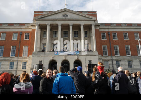 Chesterfield, UK. 12th May, 2014. Chesterfield F.C. football team, league 2 champions, open top bus parade and civic reception at Chesterfield town hall, UK. Monday 12th May 2014 Stock Photo