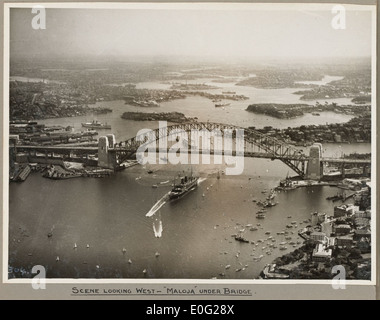 The mail ship Maloja passing under Sydney Harbour Bridge, 19 March 1932 Stock Photo